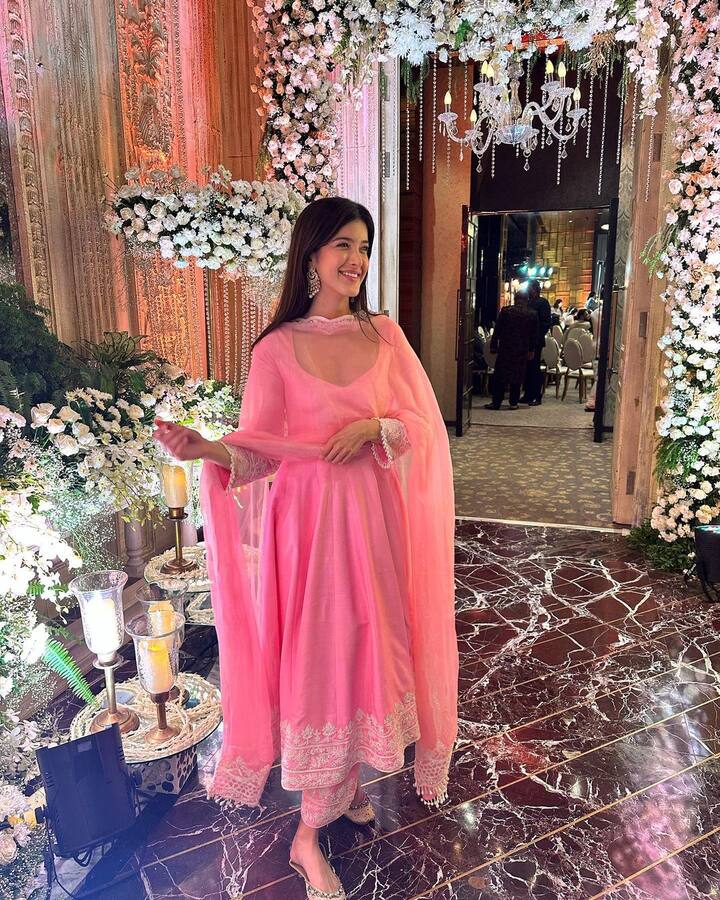 She wore a pink anarkali suit with white embroidery and a matching dupatta.