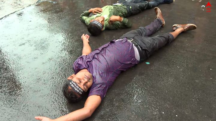 আর এবার নিয়োগের দাবিতে বৃষ্টির মধ্যেই ধর্মতলায় দন্ডি কাটলেন চাকরিপ্রার্থীরা।