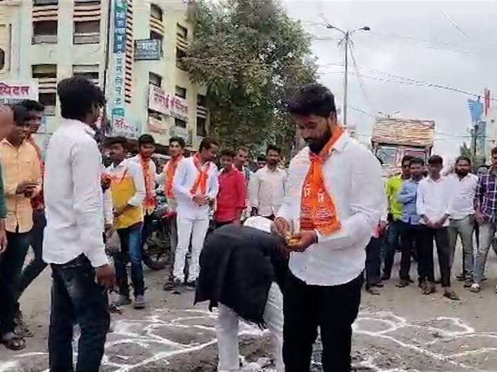 मनसेकडून करण्यात आलेल्या या आंदोलनातून नगरपालिका प्रशासनाचा विरोध करण्यात आला आहे.
