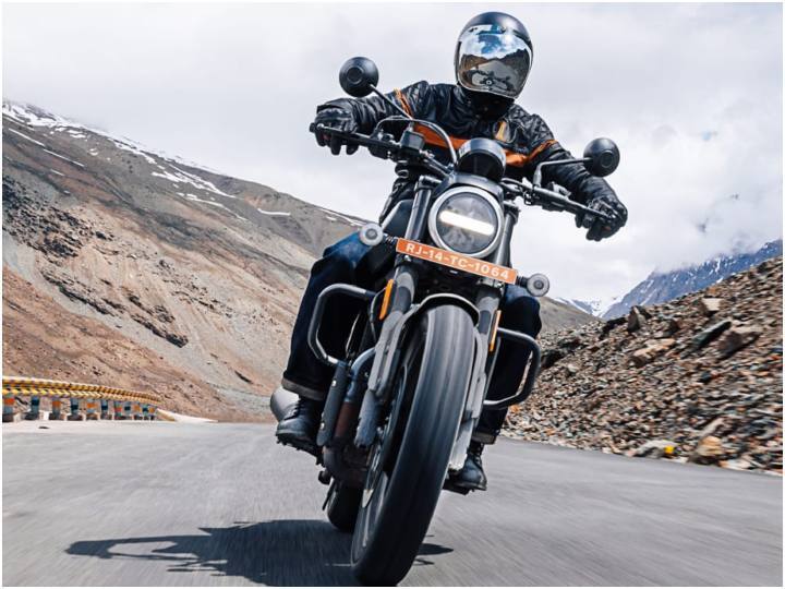 हार्ले-डेविडसन ने अपनी हालिया लॉन्च बाइक X440 के लिए बुकिंग विंडो बंद कर दिया है. लॉन्च के बाद से कंपनी ने अब तक X440 की 25,597 बुकिंग हासिल की है. आपको बता दें कि हार्ले डीलरों ने आधिकारिक तौर पर 5,000 रुपये के अमाउंट पर 4 जुलाई से इसकी बुकिंग स्वीकार करना शुरू कर दिया था.