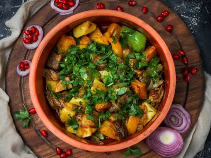 फाइबर से भरपूर, शकरकंद हाई बीपी और शुगर के लेवल को भी कम करता है. क्योंकि इसमें सोडियम और पोटेशियम की मात्रा कम होती है. यह एक बहुमुखी सब्जी है जिससे आप कई तरह के रेसिपी बना सकते हैं. इसलिए, यदि आप कुछ शकरकंदी खाने के मूड में हैं, लेकिन पूरा भोजन बनाने में बहुत अधिक मेहनत नहीं करना चाहते हैं, तो इस शकरकंदी चाट रेसिपी को आज़माएं.