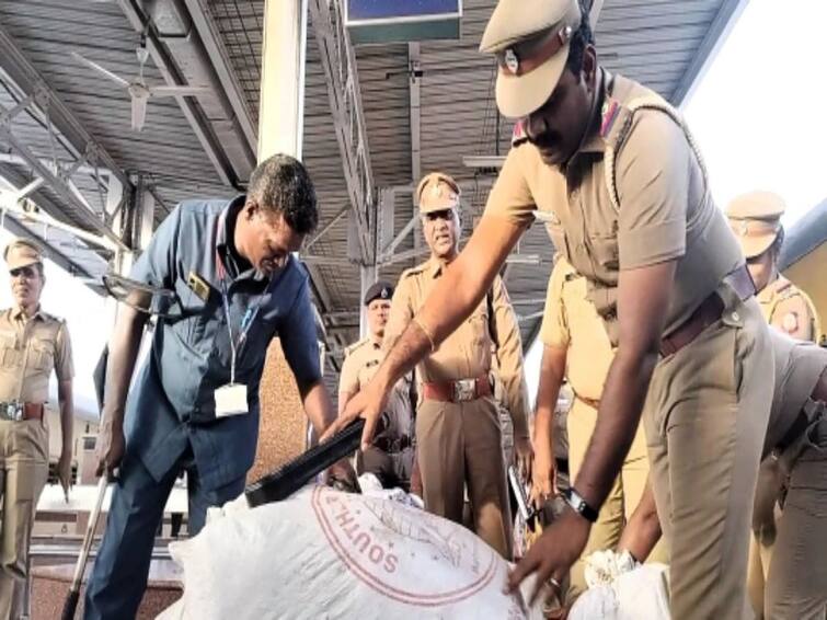 Trichy Junction railway station Intensive search ahead of Independence Day TNN Independence Day: சுதந்திர தினத்தை முன்னிட்டு திருச்சி ஜங்சன் ரயில் நிலையத்தில் தீவிர சோதனை