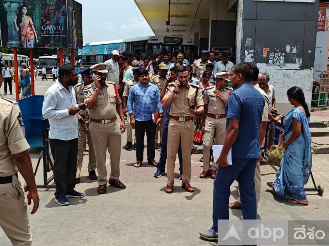 బెజవాడలో ఫుల్ సెక్యూరిటీ- రెండు వేల మంది పోలీసులతో బందోబస్తు AP Police have Tight Security In Vijayawada because of Electricity Employees protest call dnn బెజవాడలో ఫుల్ సెక్యూరిటీ- రెండు వేల మంది పోలీసులతో బందోబస్తు