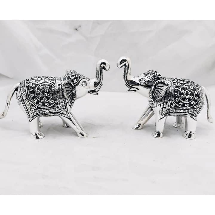 हत्तीची मूर्ती : वास्तुशास्त्रानुसार चांदीची हत्तीची मूर्ती घरात ठेवल्याने तुम्हाला खूप फायदा होतो. हत्ती हे शक्ती, समृद्धी आणि अधिकाराचे प्रतीक मानलं गेलं आहे. यासोबतच याला विशेष धार्मिक महत्त्व आहे.