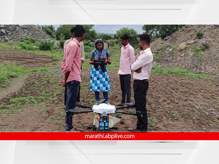 first Woman drone pilot Spraying on Farm land at wardha Wardha News : फवारणीसाठी शेतीच्या बांधावर झेपावणाऱ्या ड्रोनचा रिमोट महिलेच्या हाती