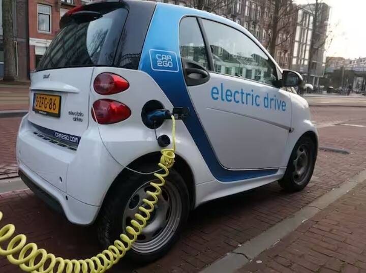  AAP government will bring new EV policy soon want to avail subsidy do this work immediately know why ann Delhi E-Vehicle Policy: नई EV पॉलिसी लाएगी AAP सरकार, उठाना चाहते हैं सब्सिडी का लाभ तो तत्काल करें ये काम, जानें क्यों?