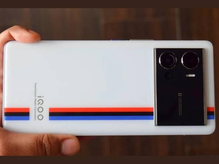 iQOO 9 Pro 5G: इस फोन के 12GB रैम और 256GB इंटरनल स्टोरेज वेरिएंट की कीमत 44,990 रुपये है. फोन में 6.78 इंच की डिस्प्ले, Snapdragon 8 Gen 1 प्रोसेसर, 50+ 50+16MP का ट्रिपल कैमरा सेटअप और 4700 एमएएच की बैटरी 120 वॉट के फास्ट चार्जिंग के साथ मिलती है. ये स्मार्टफोन महज 8 मिनट में 50% और 18 मिनट में 100% चार्ज हो जाता है.