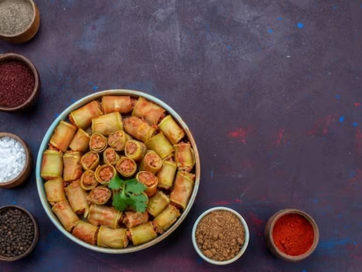 इसके बाद, एक बेकिंग ट्रे पर एल्युमिनियम फॉयल बिछा दें और उस पर कटे हुए शकरकंद रखें। सिलिकॉन ब्रश का उपयोग करके आलू के ऊपर तेल लगाएं. ट्रे को ओवन में रखें और 25-30 मिनट तक या आलू के हल्के सुनहरे और नरम होने तक बेक करें.