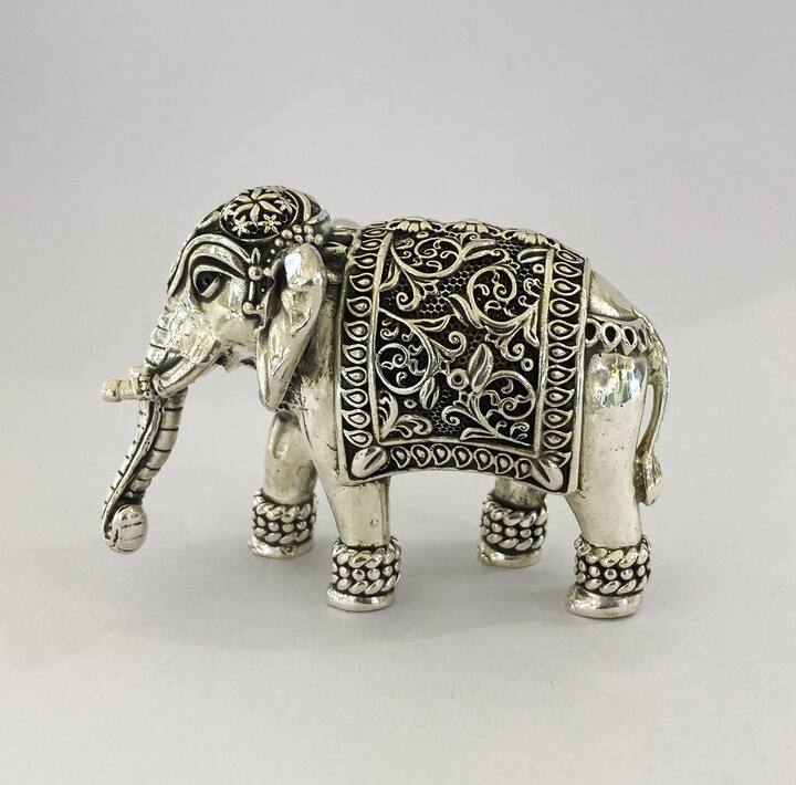 वास्तुशास्त्रात या समस्येपासून मुक्ती मिळवण्याचे उपाय सांगण्यात आले आहेत. वास्तूमध्ये म्हणजेच तुमच्या घरात या पाच शुभ गोष्टी ठेवल्याने पैशाची चणचण दूर होऊन सुख-समृद्धी वाढेल.