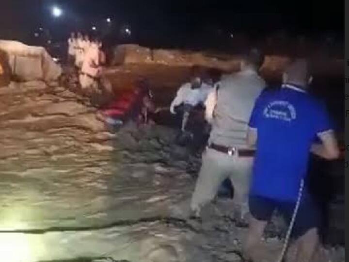 Police save people in rescue operation after heavy rain in Uttarakhand Uttarakhand Rain: भारी बारिश से उत्तराखंड की नदियों में उफान, देवदूत बनी पुलिस, बचाई कई जान