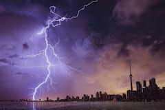 US Storms: અમેરિકામાં જોરદાર વાવાઝોડાનો ખતરો જોતા 2,600 ફ્લાઈટ્સ રદ, હજારો લોકો અંધારામાં જીવવા મજબૂર