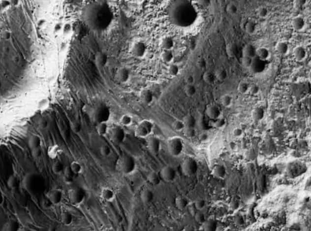 ਚੰਦਰਮਾ 'ਤੇ ਕੋਈ ਵਾਯੂਮੰਡਲ ਨਹੀਂ ਹੈ। ਭਾਵ ਇੱਥੇ ਕੋਈ ਹਵਾ ਨਹੀਂ ਹੈ, ਕੋਈ ਰੁੱਤ ਨਹੀਂ ਹੈ ਅਤੇ ਇਸ ਕਾਰਨ ਕੋਈ ਪੌਦਾ ਨਹੀਂ ਹੈ। ਜਿਵੇਂ ਕਿ ਜੇ ਇੱਥੇ ਇੱਕ ਨਿਸ਼ਾਨ ਬਣਾਇਆ ਗਿਆ ਹੈ, ਤਾਂ ਇਹ ਕਦੇ ਨਹੀਂ ਹਟਦਾ ਹੈ।