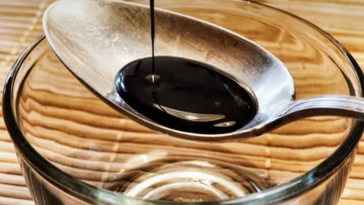 Homemade Soy Sauce:রান্নার অত্যন্ত চেনা উপকরণগুলির নাম করতে বললে প্রথম দশের মধ্যে নাম আসবে  সয়া সসের (soy sauce)। কিন্তু দোকানের উপর ভরসা না করে বাড়িতেও বানিয়ে ফেলা যায় এটি।