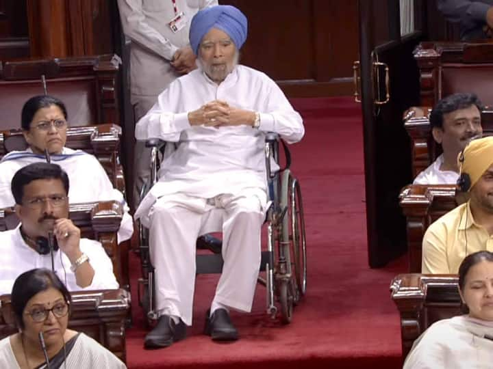 delhi sevice bill voting in rajya sabha former pm manmohan singh in wheel chair bjp reacts congress  Delhi Service Bill: राज्यसभा में पूर्व प्रधानमंत्री मनमोहन सिंह को देख भड़की बीजेपी, कांग्रेस बोली- डॉक्टर साहब का होना तुम्हारे आका...