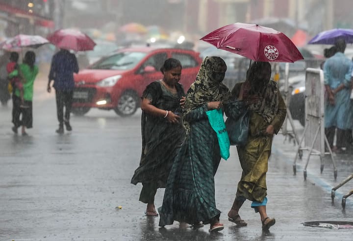 মৌসুমী অক্ষরেখার জেরে বৃহস্পতিবার পর্যন্ত রাজ্যজুড়ে বৃষ্টি হবে।