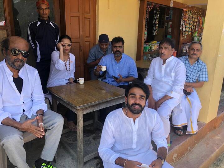 படங்களின் ரிலீஸையொட்டி, இமயமலைக்கு ஆன்மீக பயணம் மேற்கொள்ளும் ரஜினி, இன்று இமயத்திற்கு புறப்படுகின்றார் அதனால் ரிலீஸின் போது இங்கு அவர் இருக்க மாட்டார் என்ற தகவல் ஒருபுறமும், ரிலீஸிற்கு பின்னரே அங்கு செல்வார் என்ற தகவல் மற்றொரு புறமும் பரவி வருகிறது.