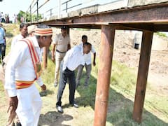 வெள்ளைப்பள்ளம் கிராமத்தில் ரூ. 6 கோடியில் புதிய பாலம் - உறுதியளித்த மயிலாடுதுறை ஆட்சியர்