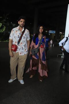Tejasswi Karan Photos: दुबई से वापस लौटे लवबर्ड तेजस्वी प्रकाश और करण कुंद्रा, स्टाइलिश लुक में एयरपोर्ट पर हुए स्पॉट