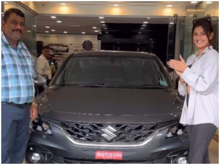 Anjali Arora gifted a gleaming new brand car to her father share video ‘कच्चा बादाम’ गर्ल Anjali Arora ने अपने पिता को गिफ्ट की ब्रैंड न्यू कार, बिटिया रानी ने पिता के नाम स्पेशल मैसेज भी लिखा
