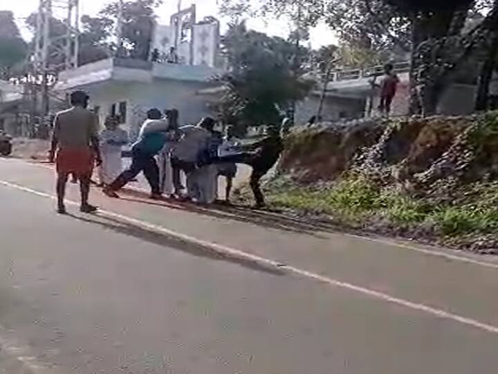 man from Kerala assaulting a man who went to work in a garden from Tamil Nadu One arrested TNN தமிழகத்திலிருந்து தோட்ட வேலைக்கு சென்றவரை  கேரள மாநிலத்தவர் தாக்கிய விவகாரம் - ஒருவர் கைது