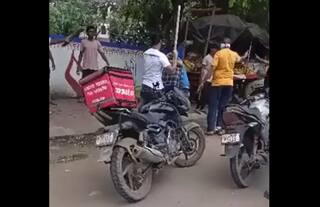 Vadodara: અસામાજિક તત્વોની દાદાગીરી, મોબાઇલમાં ગીતો ધીમા વગાડ કહીને બે યુવકોને લાકડીના ફટકા માર્યા, વીડિયો આવ્યો સામે