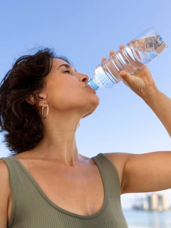 ये संकेत बताते हैं कि आप पी रहे हैं जरूरत से ज्यादा पानी