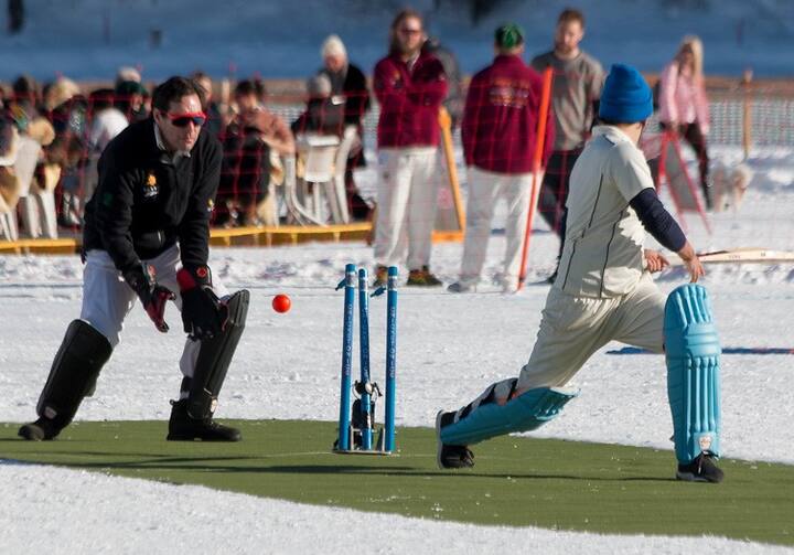 MCC के विकेट को लेकर बनाए गए रूल 8 के मुताबिक तेज़ हवा चलने की स्थिति में दोनों टीमों के कप्तान और अंपायर की सहमति के साथ क्रिकेट मैच स्टंप पर बिना गिल्लियां रखे भी खेला जा सकता है.