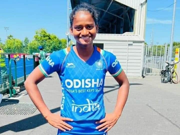 Kajal Atpadkar from Maan in Satara district will lead the junior Indian hockey team Satara : ऊसतोड मजुराची मुलगी जर्मनीत करणार ज्युनिअर हॉकी संघाचं नेतृत्व, साताऱ्याच्या शिरपेचात मानाचा तुरा