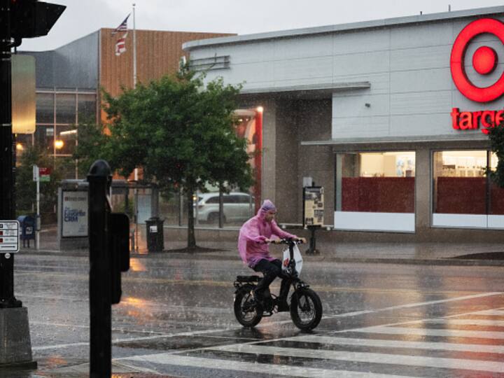 More than 2,600 US flights got cancelled on Monday night and 7,900 were delayed. The Federal Aviation Administration confirmed that planes heading to the East Coast were being rerouted. (Image Source: Getty)