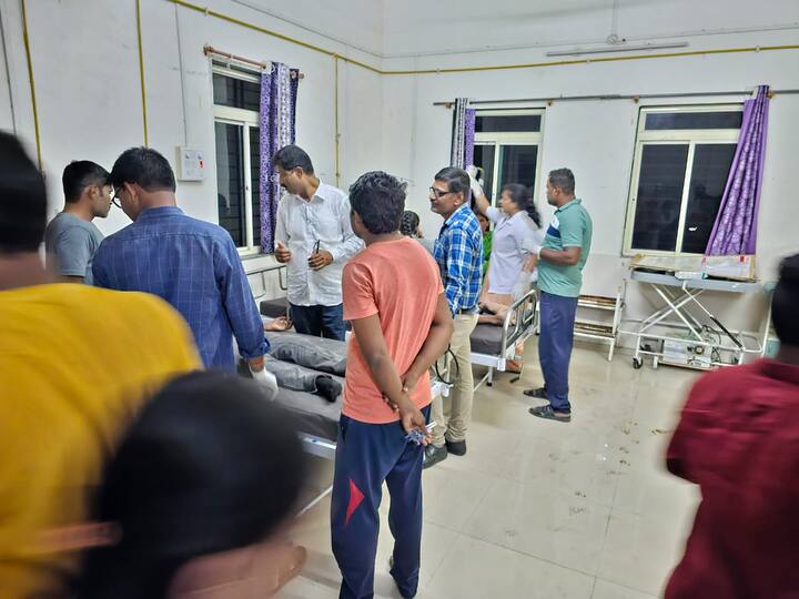 जिल्हाधिकारी श्रीकृष्णनाथ पांचाळ आणि पोलीस अधीक्षक तुषार दोषी यांनी जिल्हा रुग्णालयात भेट देऊन जखमींची विचारपूस केली.
