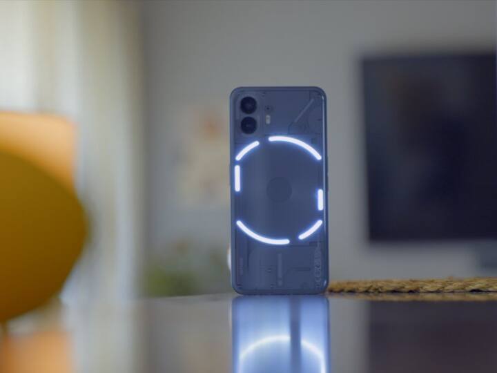 Nothing Phone 2: ये फोन पिछले महीने कंपनी ने लॉन्च किया है. इसकी कीमत 44,999 रुपये से शुरू होती है. फोन में 50+50MP के दो कैमरा, फ्रंट में 32MP का कैमरा और स्नैपड्रैगन 8th प्लस 1 जनरेशन का सपोर्ट मिलता है. स्मार्टफोन में ग्लिफ़ इंटरफ़ेस सेंटर में मिलता है जो पहले से बेहतर फीचर्स ऑफर करता है.
