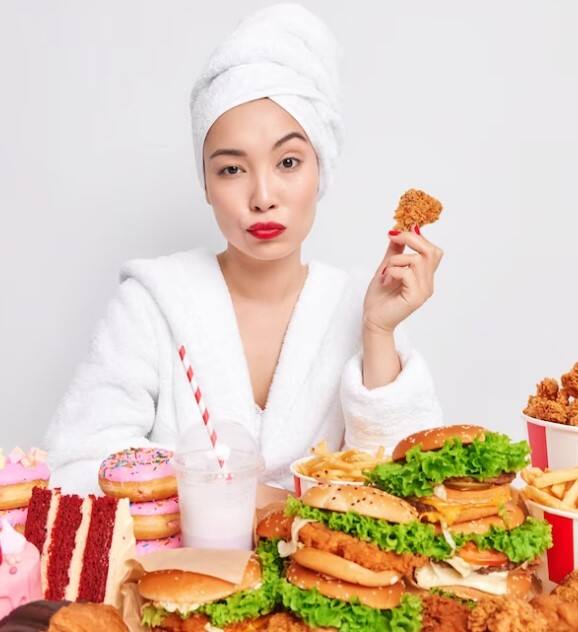 ਸ਼ੂਗਰ-ਮਾਹਿਰਾਂ ਦਾ ਕਹਿਣਾ ਹੈ ਕਿ ਜ਼ਿਆਦਾ ਖੰਡ ਲੈਣ ਨਾਲ ਚਿੱਟੇ ਖੂਨ ਦੇ ਸੈੱਲ ਘੱਟ ਜਾਂਦੇ ਹਨ, ਜਿਸ ਕਾਰਨ ਉਹ ਬਿਮਾਰੀਆਂ ਨਾਲ ਲੜਨ ਦੇ ਸਮਰੱਥ ਨਹੀਂ ਹੁੰਦੇ ਅਤੇ ਇਸ ਨਾਲ ਇਮਿਊਨ ਸਿਸਟਮ ਕਮਜ਼ੋਰ ਹੋ ਜਾਂਦਾ ਹੈ। ਇਸ ਦੇ ਨਾਲ ਹੀ ਸ਼ੂਗਰ ਜ਼ਿਆਦਾ ਹੋਣ ਨਾਲ ਡਾਇਬਟੀਜ਼ ਦਾ ਖਤਰਾ ਵੀ ਵੱਧ ਜਾਂਦਾ ਹੈ । ਸ਼ੂਗਰ ਨਾ ਲੈਣ ਨਾਲ ਸਰੀਰ ਤਾਂ ਕਾਫੀ ਬਿਹਤਰ ਹੁੰਦਾ ਹੈ, ਨਾਲ ਹੀ ਚਮੜੀ ਵੀ ਨਿਖਰਦੀ ਹੈ।