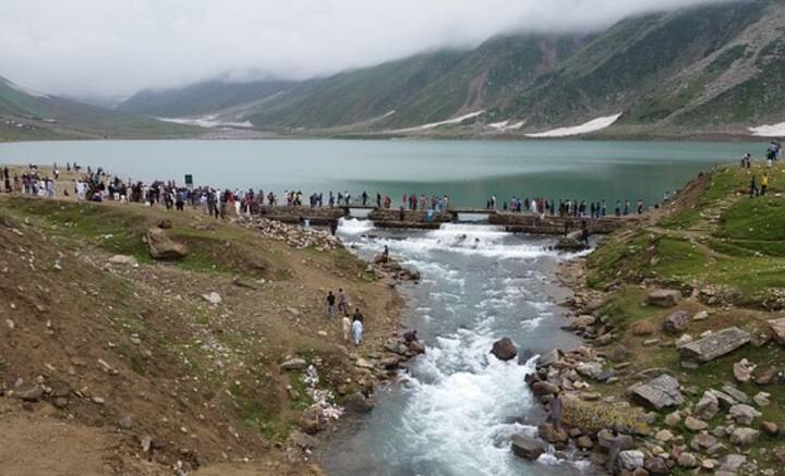 নয় নয় করে ১২৫ বছর আগের ঘটনা। ভারত তখনও অখণ্ড। ১৮৯৮ সালে লান্দি কোটালের শাসক ছিলেন ইংরেজ আধিকারিক জেমস স্কুইড। লান্দি কোটালের যে এলাকায় অবস্থিত বটগাছটি, সেটি এখন সেনা ক্যান্টনমেন্ট হিসেবে পরিচিত।