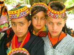 World Weird Rituals: कहीं भगवान को कोल्डड्रिंक चढ़ाने की तो कहीं जिंदा इंसान का सर काट लाने की, दुनिया घूमेंगे तो जानेंगे ये अजीब प्रथाएं