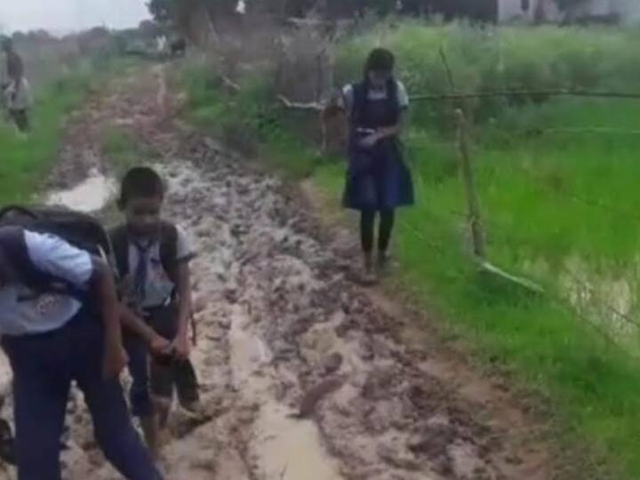 Singrauli Roads in bad condition children reach school after passing through mud MP News ANN Singrauli: प्रदेश सरकार को सबसे अधिक राजस्व देने वाले इलाके में सड़कें बदहाल, कीचड़ से गुजरकर स्कूल पहुंचते हैं बच्चे