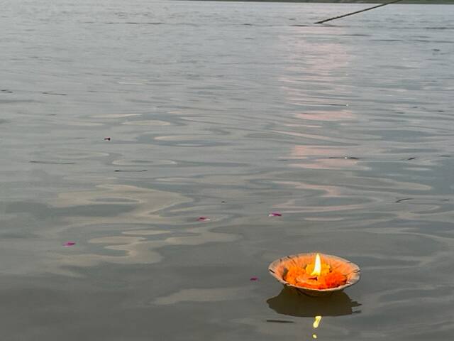 হিন্দু ধর্মাবলম্বীদের জন্য অত্যন্ত পবিত্র তীর্থস্থান বারাণসী। বছরভর এখানে ভিড় লেগে থাকে ভক্তদের। ষোড়শ মহাজনপদের অন্যতম ছিল কাশী। প্রাচীনকাল থেকেই কাশী ধর্ম ও শিক্ষার পীঠস্থান। শুধু হিন্দু নয়, বৌদ্ধ ও জৈন ধর্মশিক্ষারও পীঠস্থান এটি। এর অদূরেই রয়েছে সারনাথ, সেটিও পর্যটকদের কাছে বড় আকর্ষণ।