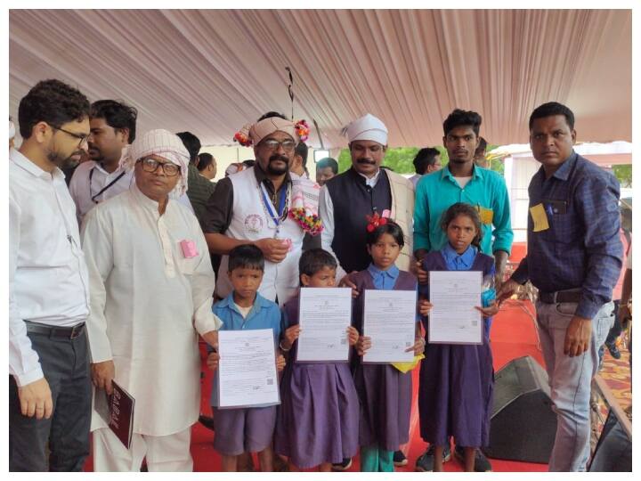 School bell rang for the first time in this village suffering from Naxal terror, caste certificate made by children ann Chhattisgarh News: नक्सल दहशत से बेहाल इस गांव में पहली बार बजी स्कूल की घंटी, बच्चों का बना जाति प्रमाण पत्र