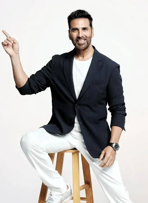 अक्षय ने कहा कि उन्होंने उनके द्वारा खीची गईं तस्वीरें गोविंदा को दिखाईं.तो उन्होंने फोटोज देखीं, फिर एक टक मुझे देखा.