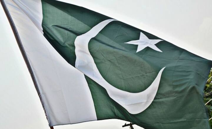 দেশভাগের মাধ্যমে ইংরেজ শাসনের সমাপ্তি ঘটেছে। কাঁটাতার দিয়ে বিচ্ছিন্ন দুই পৃথক দেশে পরিণত হয়েছে ভারত এবং পাকিস্তান। তার পর ৭৫ বছর কেটে গলেও, আজও লান্দি কোটালে শিকলে বাঁধা অবস্থাতেই বিরাজ করছে বটগাছটি। সেটিকে দেখতে ভিড় করেন মানুষজন।