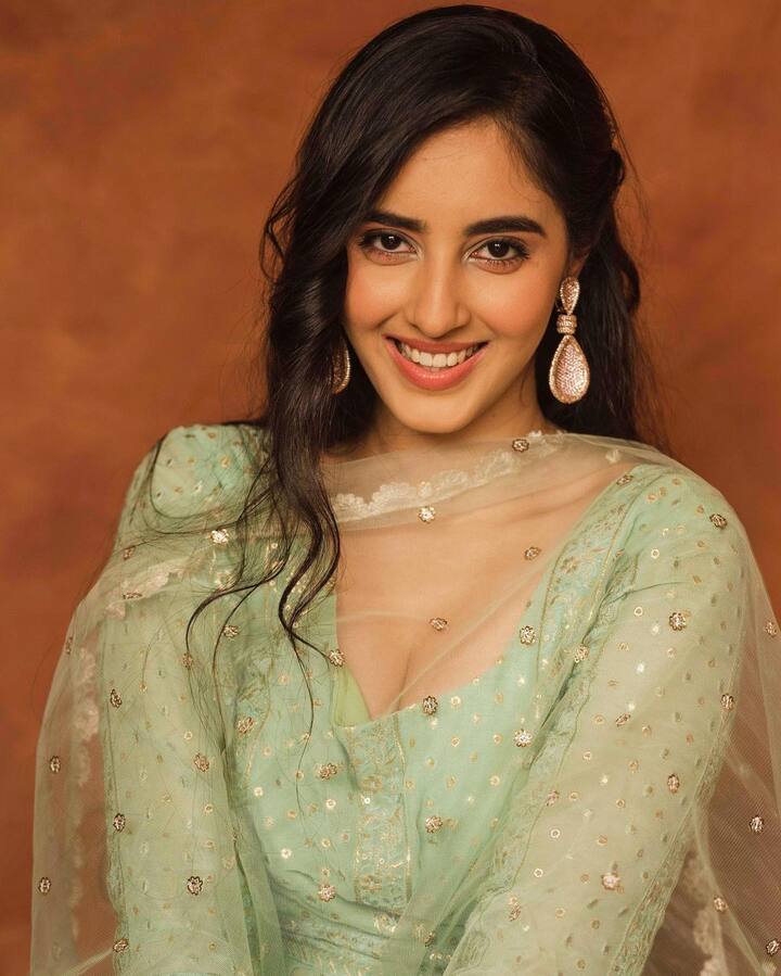 'गदर 2' से सिमरत कौर अपने बॉलीवुड करियर की नई शुरुआत करने जा रही हैं. वो बेहद खुश हैं कि उन्हें सनी देओल की आइकॉनिक फिल्म के दूसरे पार्ट में अहम किरदार निभाने का मौका मिला. इससे पहले वो हिंदी फिल्म परिचयम और सोनी में काम कर चुकी थीं. गदर 2 से उन्हें करियर में बड़ा ब्रेक मिला है.