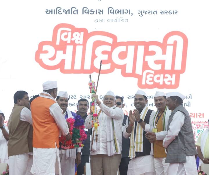 મુખ્યમંત્રીએ ભોજનમાં નાગલીનો રોટલો, ચોખાના બાફેલા રોટલા, જુવારનો રોટલો, દેશી કંકોડાનું શાક, દેશી તુવેરની દાળ, અડદની છોડાવાળી દાળ અને તાપી જિલ્લાના પ્રખ્યાત દેશી લાલ ચોખાનો ભાત, નાગલીનાં પાપડ, છાશ અને શેકેલા લીલા મરચાં આરોગ્યા હતા