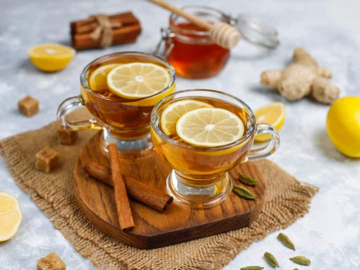 Lemon Tea: चाय में नींबू मिलाकर पीने वालों को जहां कई लाभ मिल सकते हैं, वहीं सेहत को कई तरह के नुकसान भी हो सकते हैं. लेमन टी पीने से पेट से लेकर हड्डियों तक को नुकसान हो सकता है.