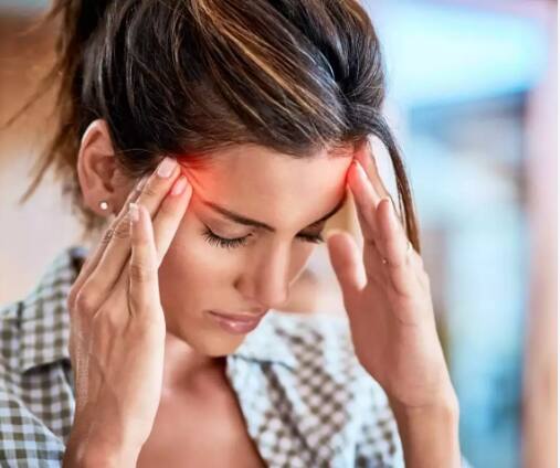 आले- आल्याचे सेवन केल्यानेही डोकेदुखीमध्ये आराम मिळतो. आल्यामध्ये वेदना कमी करणारे गुणधर्म डोकेदुखीपासून आराम देतात. तुम्ही त्याचा चहा पिऊ शकता किंवा भाज्यांमध्ये वापरू शकता.आले डोक्यात उपस्थित असलेल्या रक्तवाहिन्यांची सूज कमी करण्यास मदत करते. याच्या सेवनाने डोकेदुखी कमी होते.