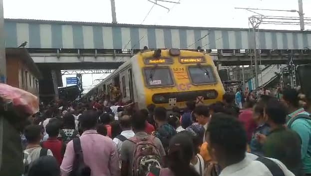 issue in diva railway station local delayed on Central Railway 5 women in GRP custody Central Railway : दिवा स्टेशनमध्ये रणरागिनींचा गोंधळ, महिलांनीच रोखून धरली लोकल; 5 महिला रेल्वे पोलिसांच्या ताब्यात