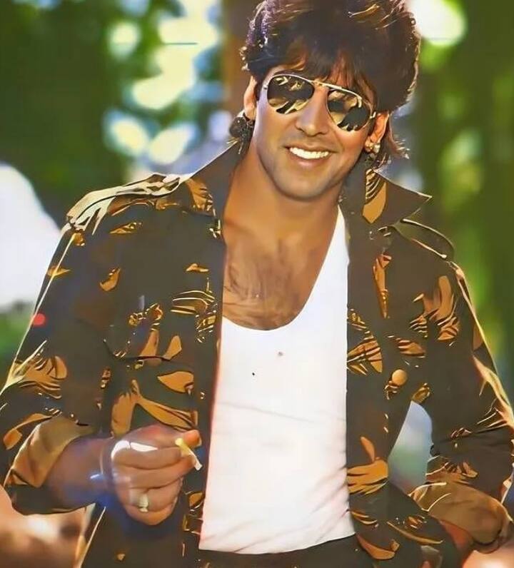 अक्षय कुमार उस वक्त एक साधारण से शख्स जो कि शूटिंग सेट्स पर लाइट मैन का काम करते थे. वे फोटोग्राफर के साथ लाइट सेटअप का काम किया करते थे.