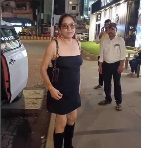 नीना गुप्ता अपने ड्रेसिंग सेंस की वजह से सोशल मीडिया यूजर्स पर कहर ढाती हैं. 64 साल की उम्र में जब आम लेडीज़ या एक्ट्रेस भी सादगी वाला जीवन जीने की राह पर आती हैं उस उम्र में नीना अपने स्टाइलिश लुक से लोगों को हैरान करती हैं.