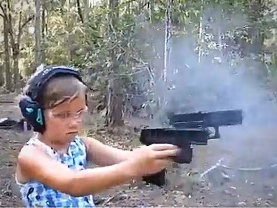 girl firing two guns from both hands viral video Viral Video: ਦੋਨਾਂ ਹੱਥਾਂ 'ਚ ਫੜੀ ਬੰਦੂਕ, ਤੇਜ਼ੀ ਨਾਲ ਫਾਇਰ ਕਰਦੀ ਨਜ਼ਰ ਆਈ ਕੁੜੀ! ਐਕਸ਼ਨ ਸੀਨ ਵਰਗਾ ਨਜਾਰਾ