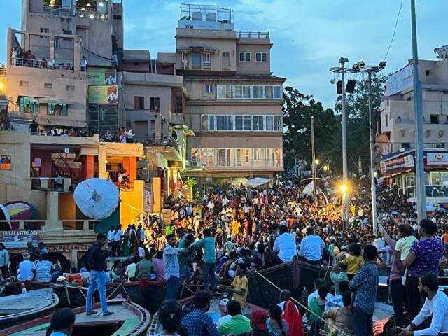 দশাশ্বমেধ ঘাট, আসসি ঘাট থেকেও এই গঙ্গা ভ্রমণ হয়। ঋতুবিশেষে বদল হয় ভাড়ায়। শেয়ার করলে কম পড়বে, গোটা নৌকা ভাড়া করলে খরচ বেশি হয়। ভোর থেকে বিকেল পর্যন্ত নৌকাসফর করতে পারবেন। সেই সফরে চোখ ভরে উপভোগ করতে পারবেন বারাণসীর ঘাটগুলিকে। শীতকালে এখানে হাতে টানা নৌকা চলে কিন্তু বর্ষায় শুধুমাত্র মোটরবোটেই গঙ্গাভ্রমণ হয়। এছাড়া আসসি ঘাটের কাছ থেকে ছাড়ে ক্রুজ--সেটিতেও গঙ্গাভ্রমণ করা যায়, তবে তা বেশ খরচসাপেক্ষ। আসসি ঘাটও বেশ সুন্দর- ওই ঘাটের কাছেই একাধিক ক্যাফে তৈরি হয়েছে। গঙ্গার ঠিক পাশে বসে গল্পগুজব আর খাওয়া-দাওয়ার জম্পেশ সুযোগ রয়েছে।