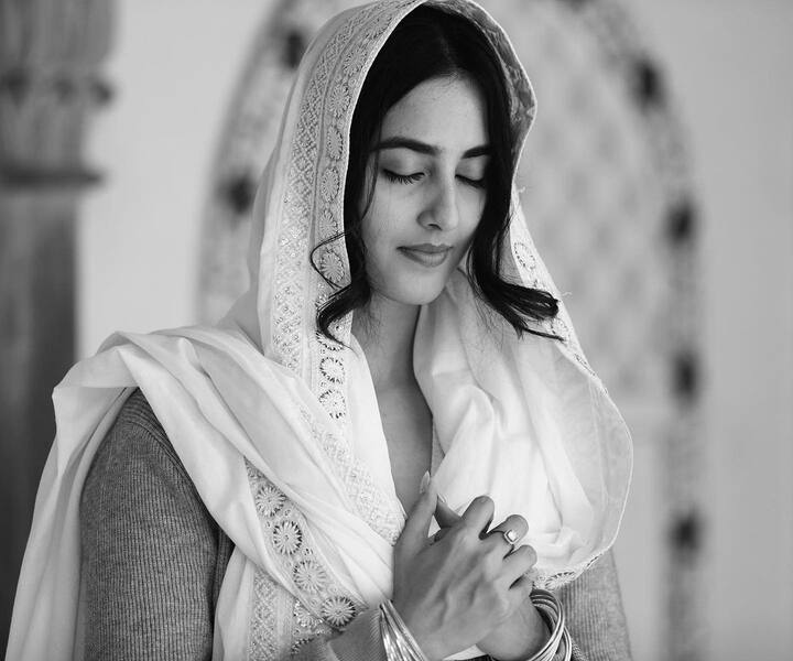 इंडियन एक्सप्रेस के मुताबिक- सिमरत ने कहा- एक्ट्रेस बनने के बाद मुझे समझ आया कि यहां सही वक्त का इंतजार करना पड़ता है. बहुत स्ट्रगल करना होता है और अगर आप एक बाहरी व्यक्ति हैं तो ये स्ट्रगल और बढ़ जाता है इसलिए धैर्य रखिए. ये मानके चलें कि कुछ भी आसानी से नहीं मिलेगा.