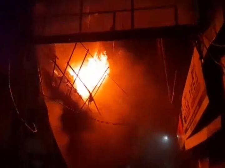 Delhi Fire broke out in Gandhi Nagar market  21 fire tenders reached on spot More Details Awaited Delhi Fire: दिल्ली के गांधी नगर मार्केट में लगी भीषण आग, 21 फायर टेंडर मौके पर पहुंची 